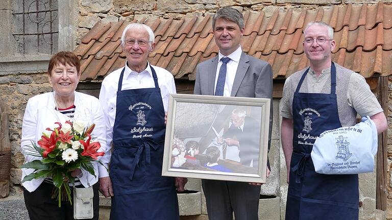 Bürgermeister Michael Kraus übergab an den scheidenden Museumsleiter Rudolf Mauder als Andenken ein Bild mit ihm als Dorfschulmeister in Aktion. Mit im Bild Ehefrau Heidrun Mauder und der neue Museumsleiter Tobias Bachmann (rechts) Bürgermeister Michael Kraus übergab an den scheidenden Museumsleiter Rudolf Mauder als Andenken ein Bild mit ihm als Dorfschulmeister in Aktion. Mit im Bild Ehefrau Heidrun Mauder und der neue Museumsleiter Tobias Bachmann (rechts)