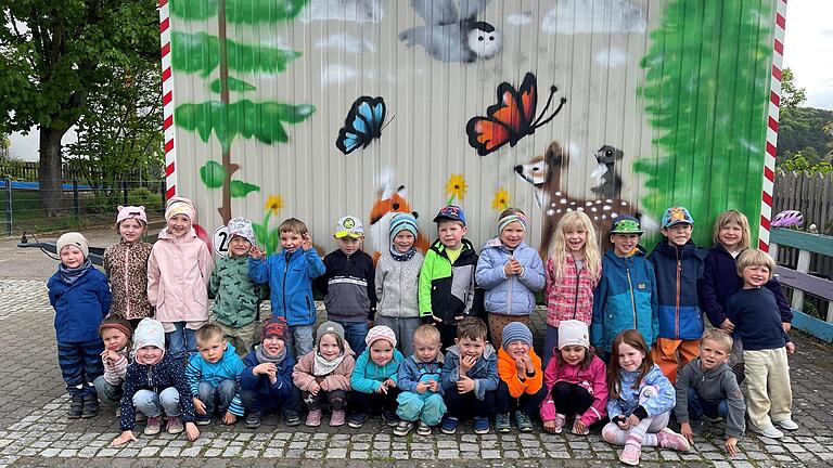 Der neue Bauwagen ist der Stolz aller Mädchen und Buben. Er dient den Kindern des Montessori-Kindergartens in Frickenhausen künftig als Unterschlupf und Aufenthaltsort im Kindergarten-Wald. Finanziert wurde er von der Karl-Reich-Stiftung. Der neue Bauwagen ist der Stolz aller Mädchen und Buben. Er dient den Kindern des Montessori-Kindergartens in Frickenhausen künftig als Unterschlupf und Aufenthaltsort im Kindergarten-Wald. Finanziert wurde er von der Karl-Reich-Stiftung.