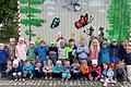Der neue Bauwagen ist der Stolz aller Mädchen und Buben. Er dient den Kindern des Montessori-Kindergartens in Frickenhausen künftig als Unterschlupf und Aufenthaltsort im Kindergarten-Wald. Finanziert wurde er von der Karl-Reich-Stiftung.