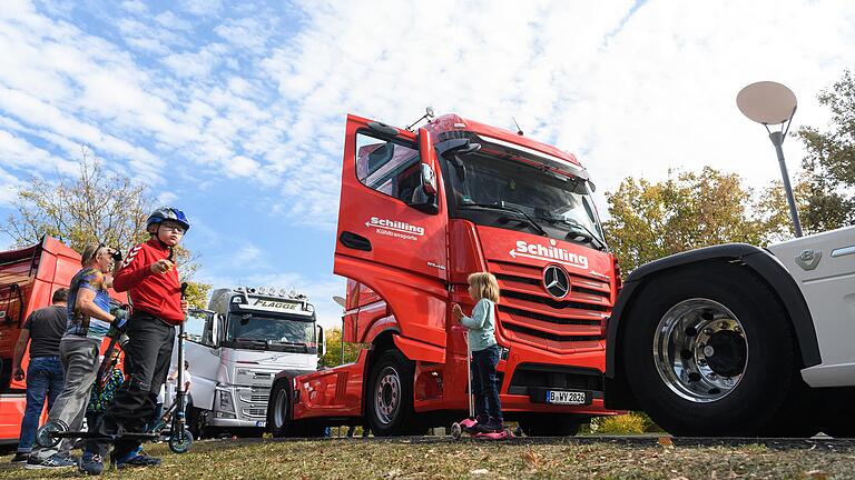 Mitarbeiter und Bewohner des Blindeninstituts feierten auf dem Gelände des Blindeninstituts ein großes Truckerfest. Eine Handvoll Brummifahrer hatte sich bereiterklärt, die Menschen aus der Einrichtung mit ihren Zugmaschinen auf eine kleine Rundfahrt mitzunehmen. Mitarbeiter und Bewohner des Blindeninstituts feierten auf dem Gelände des Blindeninstituts ein großes Truckerfest. Eine Handvoll Brummifahrer hatte sich bereiterklärt, die Menschen aus der Einrichtung mit ihren Zugmaschinen auf eine kleine Rundfahrt mitzunehmen. 