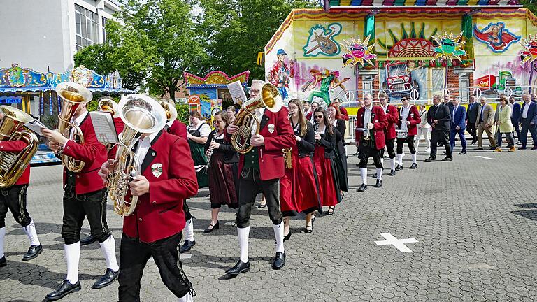 Über 20 Fußgruppen mit mehr als 200 Menschen waren beim Festzug zum Bürgerfest Arnstein dabei. Das geht in diesem Jahr in seine 56. Auflage. Über 20 Fußgruppen mit mehr als 200 Menschen waren beim Festzug zum Bürgerfest Arnstein dabei. Das geht in diesem Jahr in seine 56. Auflage.