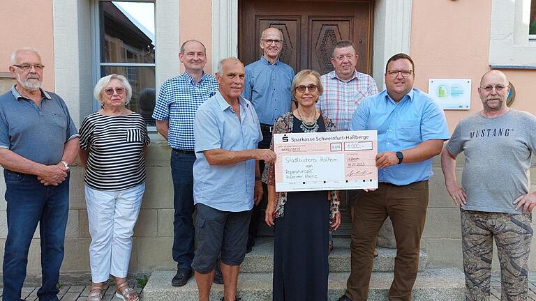 Auf dem Foto die Scheckübergabe mit Bürgermeister Alexander Bergmann, Büchereileiterin Hildegund Fischer-Giebfried, Chef des Reparatur-Teams Theophil Giebfried.