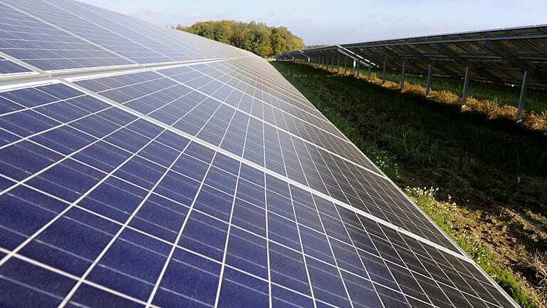 Freiflächen Photovoltaik Anlage Jettingen-Scheppach.jpeg       -  Sonnenland Bayern: Im Freistaat kommt der Ausbau der Photovoltaik rasant voran.