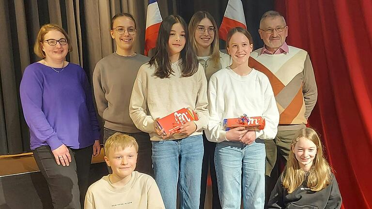 Die Jury, bestehend aus Gudrun Edelmann, Lea Hock, Helene Huth und Elmar Väth, gratulierte den Finalisten Philipp Soth (7b), Roberta Stettler (7d), Charlotte Spielberg (7c) und Elvira Sengenberger (7d).