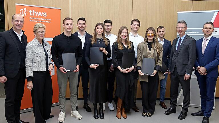 Gruppenbild mit den prämierten Absolventinnen und Absolventen (von links): Prof. Dr. Dr. h. c. Grebner (THWS-Präsident a. D.), Angelique Renkhoff-Mücke (Vorsitzende des Stiftungsrats), Silvan Renz, Simon Nagler, Luna Heuler, Luca Reininger, Annika Lotter, Stefan Volz, Louisa Wohlfahrt, Leon Winter, Schweinfurts Oberbürgermeister Sebastian Remelé und Festredner Dr. Michael Pausch (Schaeffler Technologies).