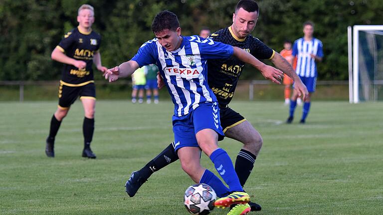Elias Reiher (vorne) war einer der auffälligsten Spieler des TSV Großbardorf II im Zweitrunden-Relegationsspiel gegen den den FC Thulba (hinten Fabian Diemer). Elias Reiher (vorne) war einer der auffälligsten Spieler des TSV Großbardorf II im Zweitrunden-Relegationsspiel gegen den den FC Thulba (hinten Fabian Diemer).