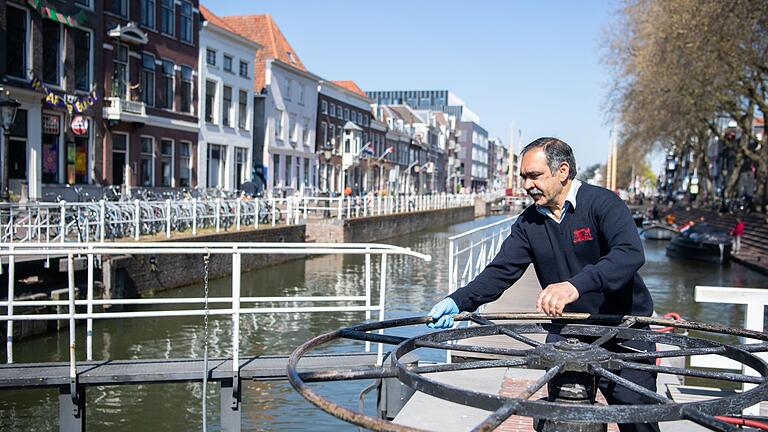 Utrecht hat eine Schleuse mit Türklingel für Fische - In Utrecht in den Niederlanden gibt es eine Schleuse mit virtueller Türklingel für Fische. Utrecht hat eine Schleuse mit Türklingel für Fische - In Utrecht in den Niederlanden gibt es eine Schleuse mit virtueller Türklingel für Fische.