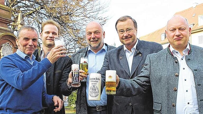 Prost: Auf den Tag des Bieres stoßen an (von links): Sebastian Rank (Düll, Gnodstadt), Peter-Michael Himmel (Kesselring, Marktsteft), Friedrich Düll (Düll, Krautheim), Karl-Heinz Pritzl (Kauzen, Ochsenfurt) sowie Dietrich Oechsner (Oechsner, Ochsenfurt). Es fehlt Karl Wolf (Rüdenhausen).