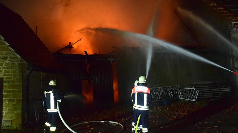 Um den Brand zu löschen, war eine Menge Wasser nötig. Die Löschwasserversorgung drohte zeitweise zusammenzubrechen.