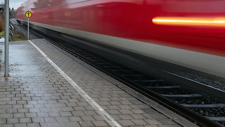 Das war gefährlich: Hintereinander an zwei Tagen legten Unbekannte einen sogenannten Hemmschuh auf ein Gleis (Symbolbild) am Bahnhof von Bad Neustadt. In beiden Fällen erfassten die Züge den Keil. Glücklicherweise wurde niemand verletzt.&nbsp;