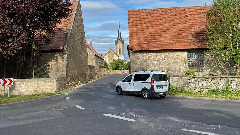 Zwei 90-Grad-Kurven bilden zwei Engstellen auf der Staatstraße, die durch Hergolshausen führt. Über die Frage, wie künftig der Verkehr durch das Dorf geleitet werden soll, ist heftiger Streit ausgebrochen.&nbsp;