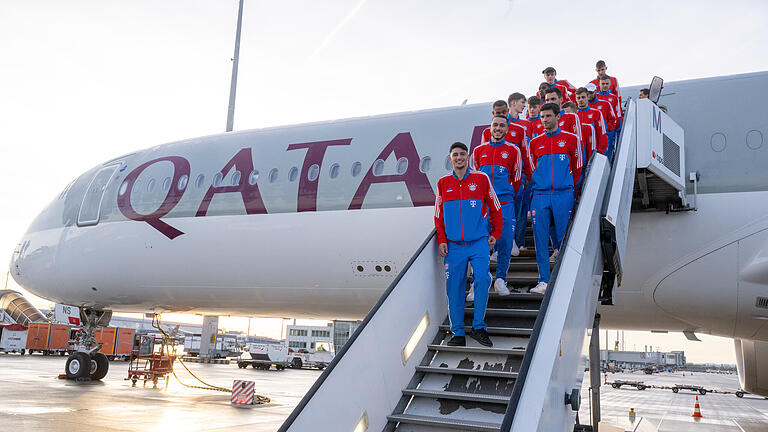 390279926.jpg       -  Spieler des FC Bayern stehen auf der Treppe eines Flugzeugs von Qatar Airways. Ein Bild, das es in Zukunft wohl nicht mehr geben wird.