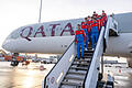 390279926.jpg       -  Spieler des FC Bayern stehen auf der Treppe eines Flugzeugs von Qatar Airways. Ein Bild, das es in Zukunft wohl nicht mehr geben wird.