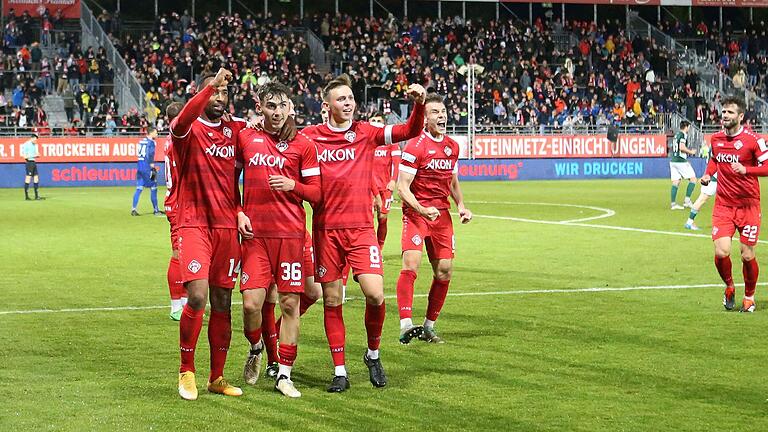 Würzburger Siegerjubel: Die Kickers-Spieler (von links) Saliou Sané, Pascal Moll, Fabian Wessig, Marius Wegmann und Daniel Hägele freuen sich über das 3:0 gegen Schweinfurt.