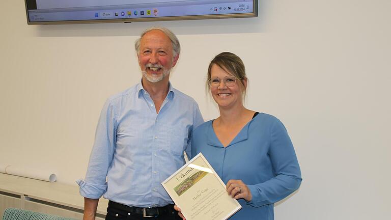 Bürgermeister Peter Bergel verabschiedet Heike Vogt aus dem Euerdorfer Gemeinderat. - Bürgermeister Peter Bergel verabschiedet Heike Vogt aus dem Euerdorfer Gemeinderat. Bürgermeister Peter Bergel verabschiedet Heike Vogt aus dem Euerdorfer Gemeinderat. - Bürgermeister Peter Bergel verabschiedet Heike Vogt aus dem Euerdorfer Gemeinderat.