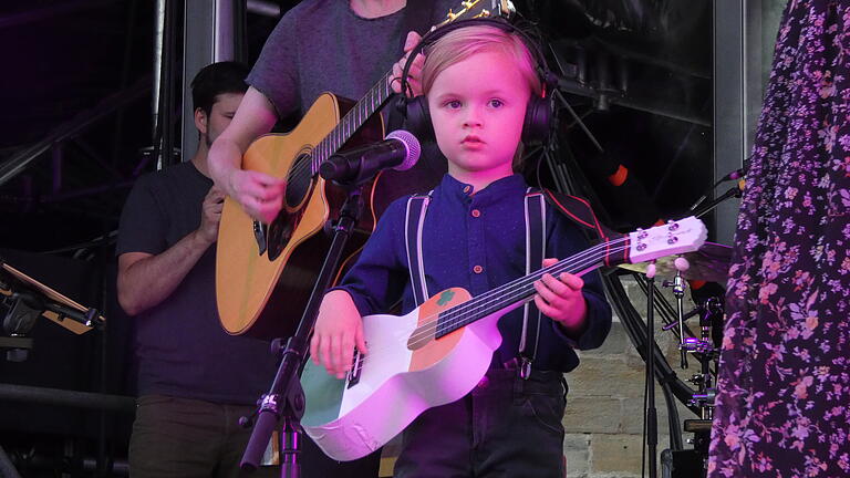 Ein Bild aus dem Sommer 2019: Der vierjährige William mit einer Kindergitarre auf der Bühne auf Schloss Eyrichshof.