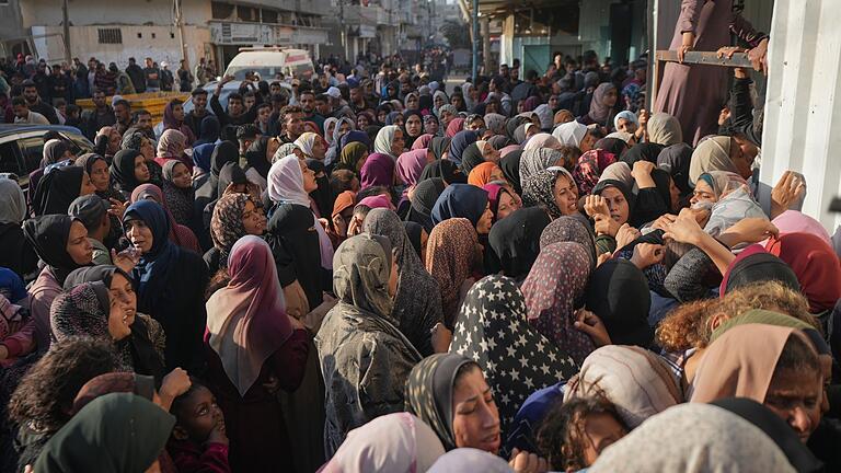 Nahostkonflikt - Gazastreifen - Einwohner warten vor einer Bäckerei, um Brot zu erhalten. (Archivbild) Nahostkonflikt - Gazastreifen - Einwohner warten vor einer Bäckerei, um Brot zu erhalten. (Archivbild)