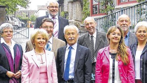 Ehrenring für weiter amtierende Kreisräte: Seit 18 Jahren im Kreistag sind (von links) Heidi Reitmeier, Karl-Dieter Fuchs, Josef Wächter, Bernd Moser, Karl Wolf, Manuela Strohofer, Friedrich Haag sowie Gertrud Schwab. Landrätin Tamara Bischof (Zweite von links) gratulierte.