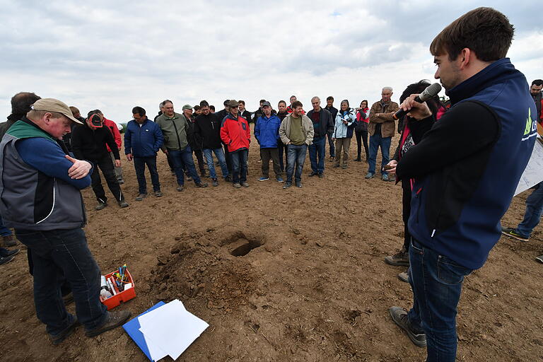 An Probegrabungen machte Bodenkundler Florian Ebertseder beim Feldtag in Sonderhofen vor rund 130 Landwirten den Einfluss schonender Anbauververfahren deutlich.