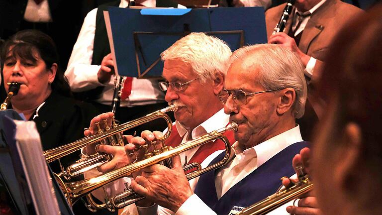 Im durchschnitt sind die Musikerinnen und Musiker des Unterfränkischen Seniorenblasorchesters 70 Jahre alt - und sie ließen keine Langeweile aufkommen. Foto: Gerd Schaar       -  Im durchschnitt sind die Musikerinnen und Musiker des Unterfränkischen Seniorenblasorchesters 70 Jahre alt - und sie ließen keine Langeweile aufkommen. Foto: Gerd Schaar