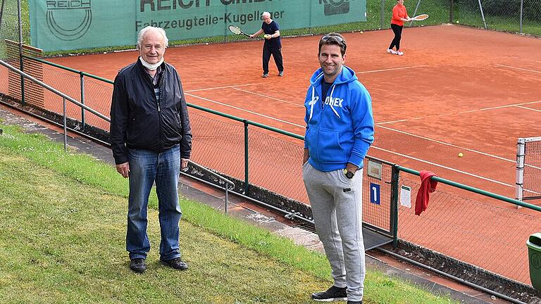 Enrico Troche (vorne rechts), der Vorsitzende des TC Mellrichstadt, und der Ehrenvorsitzende Elmar Hiltrop (vorne links) sehen in der aktuellen Situation auch eine Chance für den Tennissport.