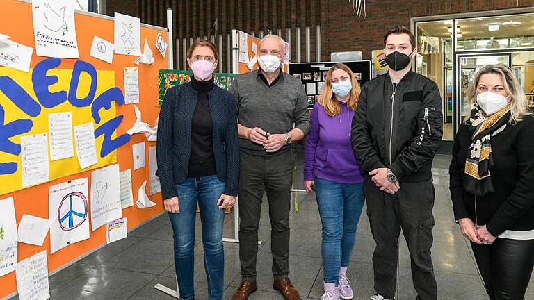 Vor dem Friedensplakat: Schulbürgermeisterin Judith Jörg (von links) neben Schulleiter Matthias Schranner, Vertrauenslehrerin Sabine Celic, Igor Isniuk (Übersetzer) und&nbsp; Stadträtin Anette Hollerbach.