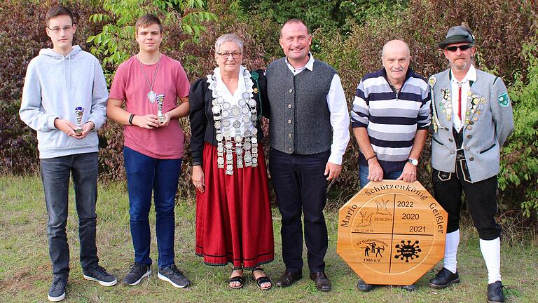 Große Erleichterung nach der Proklamation (von links): Sebastian Zull (2. Jugendritter), Niclas Langhojer (Jugendschützenkönig), Schützenkönigin Sylvia Anetsberger, Erster Bürgermeister Christian Keller, Josef Zull (Gewinner der Königsscheibe) und Erster Schützenmeister Michael Thiel.