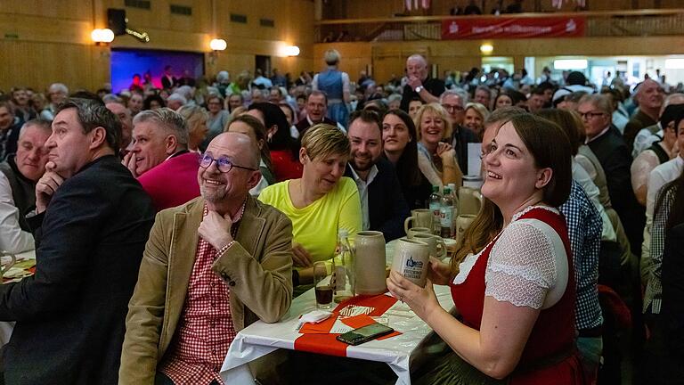 Nicht am Katzentisch, sondern nahe am Zentrum der Macht: Der Linke und Gewerkschaftsmann Frank Firsching und die SPD-Landesvorsitzende Ronja Endres genossen den Abend in Burglauer. Nicht am Katzentisch, sondern nahe am Zentrum der Macht: Der Linke und Gewerkschaftsmann Frank Firsching und die SPD-Landesvorsitzende Ronja Endres genossen den Abend in Burglauer.