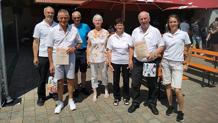 Auf dem Foto Herbert Holzheimer, Stv. Vorsitzender, die Geehrten: Claus Kleinhenz, Werner und Marga Katzenberger, Gertrud und Rudolf Glinka, Kathi Cavallo, 1. Vorsitzende.