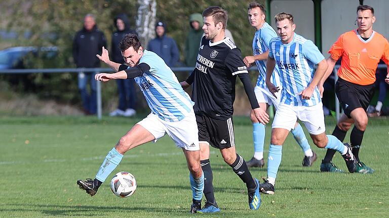 Die Spieler des TSV Münnerstadt (Zweiter von links Lukas Schmittzeh, hier im Duell mit Michael Hau vom TSV Knetzgau) blieben bislang von Hinausstellungen jeglicher Art verschont.