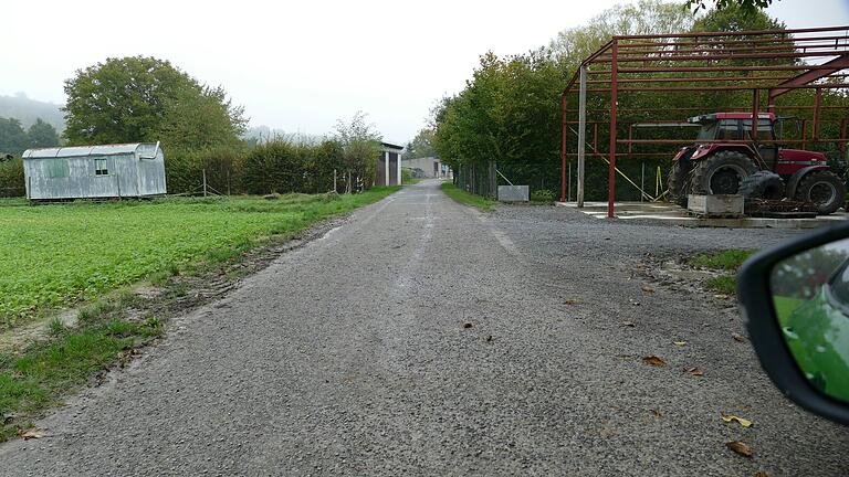 Am westlichen Ende läuft die Augasse in einen geschotterten Feldweg aus. Der soll so bleiben