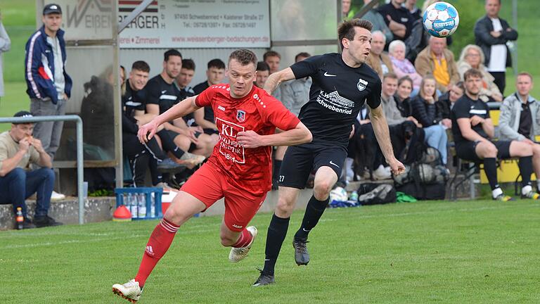 Sebastian Lehmann (rechts) von der DJK Schwebenried/Schwemmelsbach kann Patrick Helfrich vom FC Fuchsstadt hier zwar noch stoppen, doch aufzuhalten waren die Gäste aus dem Landkreis Bad Kissingen in Schwebenried&nbsp;trotzdem nicht.