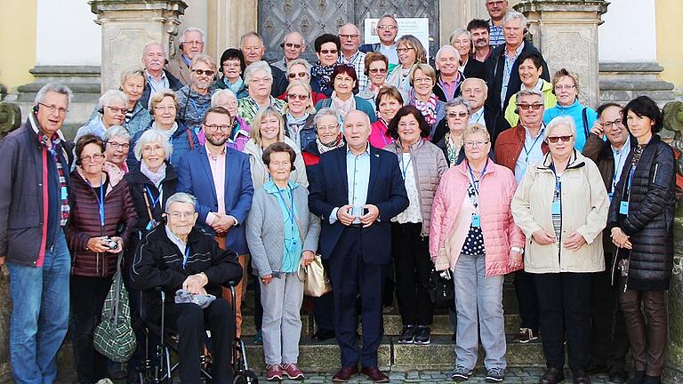 Europa macht's möglich: Kolpingfamilie auf Ausflug       -  (rtr)   Gastliche Tage erlebte die Reisegruppe der Schwarzacher Kolpingfamilie in Niederschlesien. Auf den Spuren deutscher Geschichte bewegten sich die Reisenden über die Metropole Breslau mit der Aula Leopoldina der Dominsel, dem historische Marktplatz mit Rathaus und der Jahrhunderthalle. Weiter führte die Tour zur evangelischen Friedenskirche Schweidnitz, einer Holzkirche mit 7000 Plätzen, auf Schloss Fürstenstein bei Waldenburg, einem der geheimnisvollen Orte der Hitlerzeit mit seinem Tunnelsystem. Auf dem Weg lagen Görlitz und Bautzen, Städte im einst deutschen Teil Niederschlesiens. Ungeplanter Höhepunkt war die Begegnung beim Gottesdienst zwischen den Franken und den Polen in der Kirche in Trebnitz, in der der 750. Gedenktag der heiligen Hedwig, Brückenbauerin zwischen Polen und Deutschen, begangen wurde, teilt Diakon Lorenz Kleinschnitz der Presse mit.