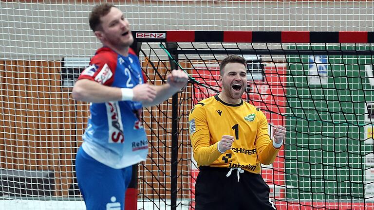 Und wieder gehalten: Rimpars Keeper Marino Mallwitz (rechts) feiert nach einem parierten Wurf von Großwallstadts Routinier Michael Spatz.