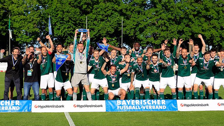 Bayerischer Amateurmeister: der FC 05 Schweinfurt. Am Rande des Aschaffenburg-Spiels gab's die offizielle Ehrung.