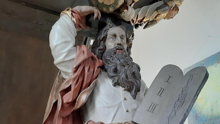 Das Foto zeigt eine Skulptur des Moses mit den Gesetzestafeln in der St. Burkhard Kirche in Obernbreit.