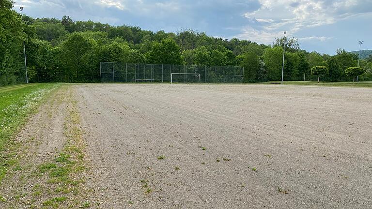 Es gibt hinter dem Hauptfeld mit Tartanbahn auch noch einen Hartplatz, der momentan aber allenfalls als Notnagel taugt. Eine Aufbereitung wäre denkbar.