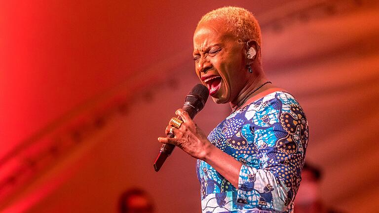 Sie gilt als eine der wichtigsten Stimmen Afrikas. Die Künstlerin Angélique Kidjo aus Benin machte am Donnerstag den Auftakt beim Africa Festival in Würzburg. Sie gilt als eine der wichtigsten Stimmen Afrikas. Die Künstlerin Angélique Kidjo aus Benin machte am Donnerstag den Auftakt beim Africa Festival in Würzburg.