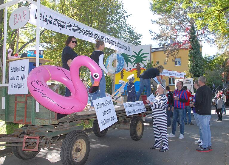 Der 'Skandal im Sperrbezirk' dröhnte vom Wagen der feierwütigen Damen herunter.