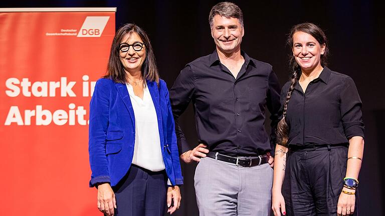 Heißer Stuhl des DGB in der Alten Synagoge in Kitzingen: Den Fragen der Moderatoren und des Publikums gestellt haben sich (von links) die Landtagswahl-Direktkandidaten Barbara Becker (CSU), Wolfgang Lenhard (Grüne) und Eva-Maria Weimann (SPD).