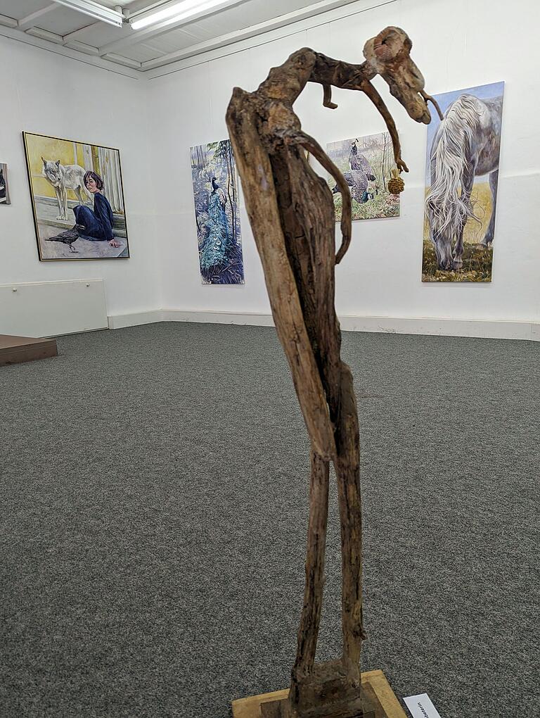 Tierfiguren aus Schwemmholz: Die Künstlerin Sophie Brandes trägt zu der Ausstellung 'Tiere' in der Neuen Galerie in Bronnbach bei. Tierfiguren aus Schwemmholz: Die Künstlerin Sophie Brandes trägt zu der Ausstellung 'Tiere' in der Neuen Galerie in Bronnbach bei.