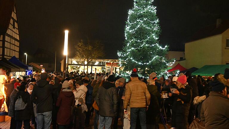Der Kister Adventsmarkt lockte viele Menschen aus der Umgebung zu ein paar gemeinsamen Stunden auf den Dorfplatz. Der Kister Adventsmarkt lockte viele Menschen aus der Umgebung zu ein paar gemeinsamen Stunden auf den Dorfplatz.