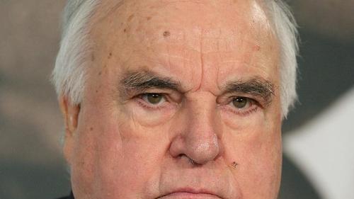 Altkanzler Helmut Kohl       -  Altbundeskanzler Helmut Kohl feierte am 03. April 2015 seinen 85. Geburtstag. Der gebürtige Ludwigshafener (geb. 1930) wird als der 'Kanzler der deutschen Einheit' bezeichnet. Kritiker und Spötter indes gaben ihm den Namen 'Der Dicke' oder 'Birne'. Am Politiker Kohl schieden sich bis heute die Geister.