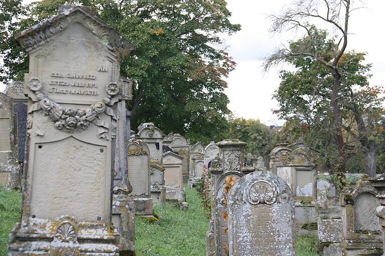 Auf dem jüdischen Friedhof von Gerolzhofen sind über 500 Grabsteine erhalten geblieben. Rund die Hälfte von diesen sind namentlich identifiziert.