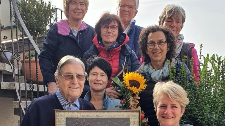 Voller Dankbarkeit verabschiedete die Schola ihren langjährigen Organisten Alois Brunner mit einem kleinen Ständchen seiner Lieblingslieder und einem Gedicht. - Voller Dankbarkeit verabschiedete die Schola ihren langjährigen Organisten Alois Brunner mit einem kleinen Ständchen seiner Lieblingslieder und einem Gedicht. Voller Dankbarkeit verabschiedete die Schola ihren langjährigen Organisten Alois Brunner mit einem kleinen Ständchen seiner Lieblingslieder und einem Gedicht. - Voller Dankbarkeit verabschiedete die Schola ihren langjährigen Organisten Alois Brunner mit einem kleinen Ständchen seiner Lieblingslieder und einem Gedicht.