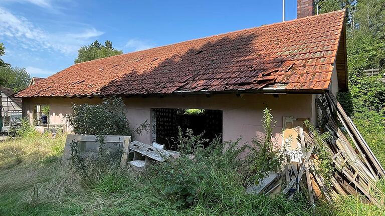 Lose Dachziegel, verfallene Wände. Klar ist: Die alte Schreinerei kann nicht stehenbleiben. Lose Dachziegel, verfallene Wände. Klar ist: Die alte Schreinerei kann nicht stehenbleiben.
