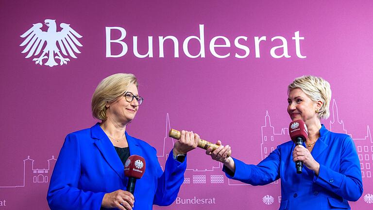 Ausweis, Drohnen, Vorname – was sich im November ändert       -  Staffelstabsübergabe: Anke Rehlinger (links) übernimmt von Manuela Schwesig die Bundesratspräsidentschaft. (Archivbild)