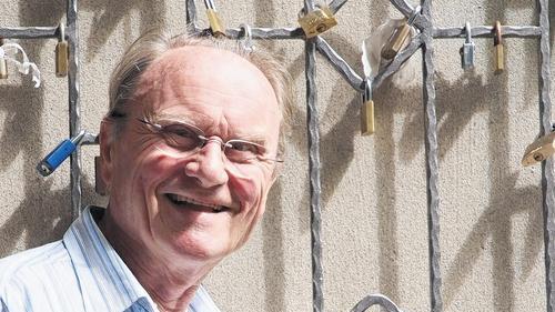 Roland Breitenbach vor der Schlösserwand: Schlüssel haben nur er und die einst frisch Vermählten. Roland Breitenbach vor der Schlösserwand: Schlüssel haben nur er und die einst frisch Vermählten.