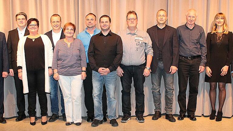 Ehrung für langjährige Mitarbeitertreue bei der Reich GmbH: Seit 25 Jahren sind (ab Dritte von links) Carmen Then, Stefan Helm, Birgit Krauß, Wolfgang Wawretschka, Ralf Mehling, Andreas Rüb, Christian Huber und Edgar König im Unternehmen. Dazu gratulierten (von rechts) Personalleiter Oliver Thiele und Geschäftsführerin Nina Reich sowie (von links) Geschäftsführer André Reich und Betriebsrat Christian Zirk. Ehrung für langjährige Mitarbeitertreue bei der Reich GmbH: Seit 25 Jahren sind (ab Dritte von links) Carmen Then, Stefan Helm, Birgit Krauß, Wolfgang Wawretschka, Ralf Mehling, Andreas Rüb, Christian Huber und Edgar König im Unternehmen. Dazu gratulierten (von rechts) Personalleiter Oliver Thiele und Geschäftsführerin Nina Reich sowie (von links) Geschäftsführer André Reich und Betriebsrat Christian Zirk.