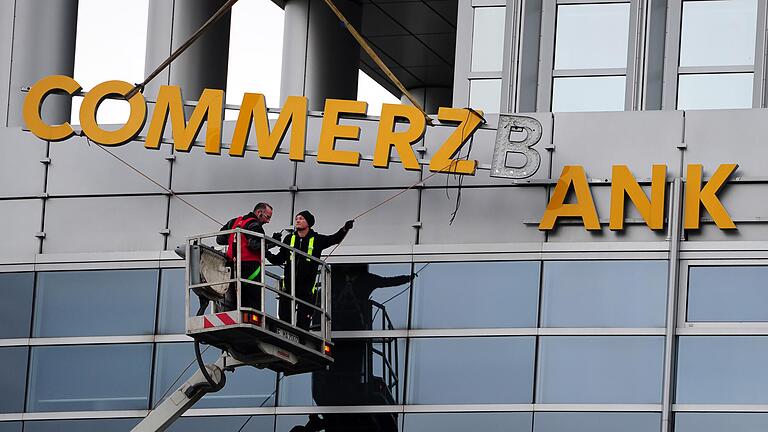 Umbau: Die Commerzbank will Filialen und Arbeitsplätze streichen - auch in Franken. Umbau: Die Commerzbank will Filialen und Arbeitsplätze streichen - auch in Franken.